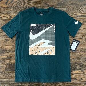 New Nike Boys Graphic Tee size 10-12